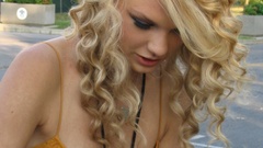 Blondes woman taylor swift
