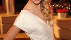 Blondes woman taylor swift