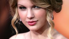 Blondes woman taylor swift
