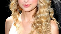 Blondes woman taylor swift