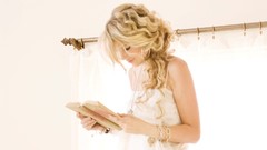 Blondes woman taylor swift