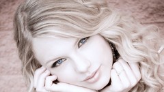 Blondes woman taylor swift