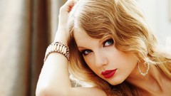 Blondes woman taylor swift