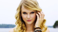 Blondes woman taylor swift