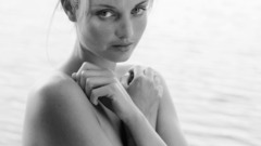 Blondes woman topless monochrome