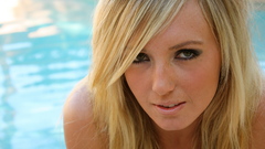 Blondes woman water freckles