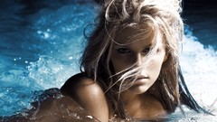 Blondes woman water models