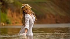 Blondes woman water spring