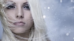 Blondes woman winter snow