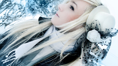 Blondes woman winter snow