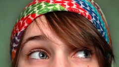 Blue bright eyes Green can her