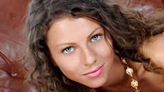 Blue eyes earrings curly