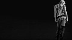 Boots blondes dress monochrome