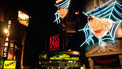 Broadway lights for kiss