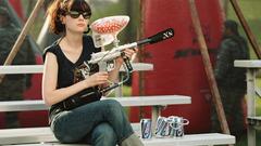 Brunettes beers woman jeans