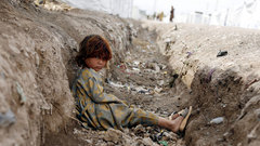 Brunettes War poor children