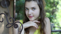 Brunettes woman blue eyes