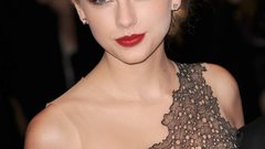 Brunettes woman blue eyes