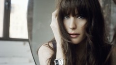 Brunettes woman blue eyes