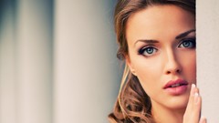 Brunettes woman blue eyes