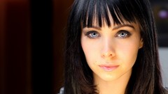 Brunettes woman blue eyes