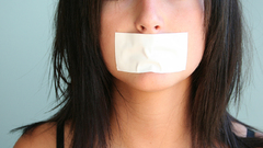 Brunettes woman brown eyes