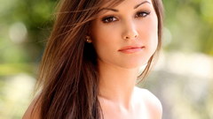 Brunettes woman brown eyes