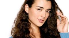 Brunettes woman brown eyes