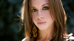 Brunettes woman brown eyes