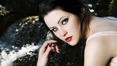 Brunettes woman eyes red