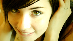 Brunettes woman green eyes