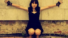 Brunettes woman green eyes