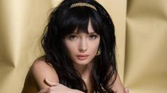 Brunettes woman hair band