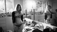 Brunettes woman mirrors models