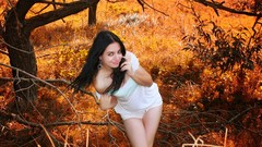 Brunettes woman outdoors