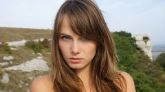 Brunettes woman rocks outdoors