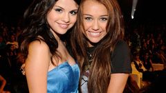 Brunettes woman Selena Gomez