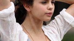 Brunettes woman Selena Gomez