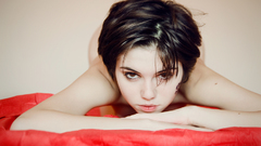 Brunettes woman short hair