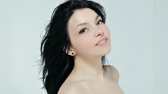 Brunettes woman smiling