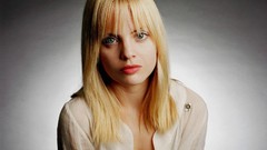 Celebrity mena suvari