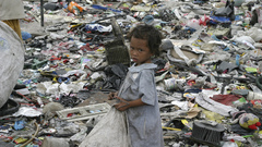 Children garbage Manila slum