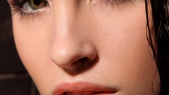 Close-up green eyes shower PhotoDromm magazine Luciana