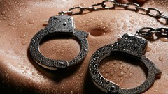 Closeup wassertropfen lowkey bauch handschellen