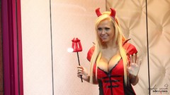 Costume blondes models Sophie Reade pitch fork
