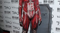 Costume Halloween muscles heidi klum red carpet