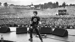 Crowd foo fighters Dave