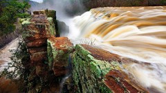 Dirty wall blocks rocks falls
