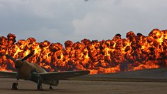 Explosions planes napalm