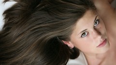 Faces brunettes Little Caprice